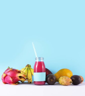 Tropikal meyve ile pembe yüzlü.