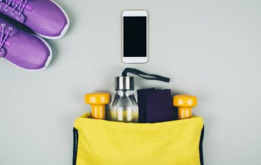 Spor ve fitness aletleri yaratıcı düz lay