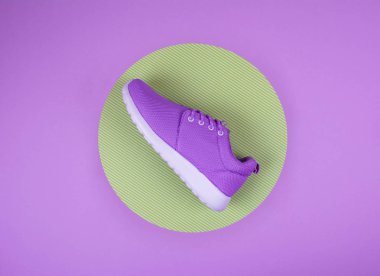 Bir çok renkli canlı yüzeyi leylak spor ayakkabı. 