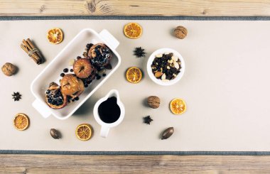 Kurutulmuş meyve fındık ile pişmiş elma dolması. 