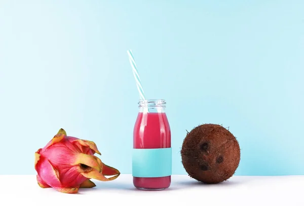 Růžový koktejl s tropickým ovocem. — Stock fotografie