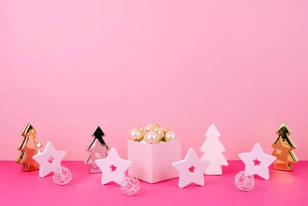Vánoční strom koulí na růžovém pozadí — Stock fotografie