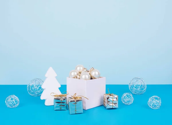Mavi bir arka plan üzerinde Noel ağacı topları — Stok fotoğraf