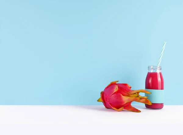 Růžový koktejl s tropickým ovocem. — Stock fotografie
