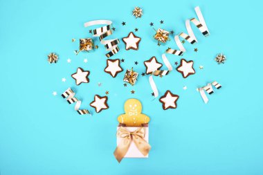 Zencefilli kurabiye adam pembe bir kutu ile Noel kompozisyon. 