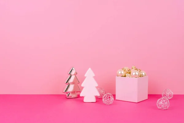 Pembe bir arka plan üzerinde Noel ağacı topları — Stok fotoğraf