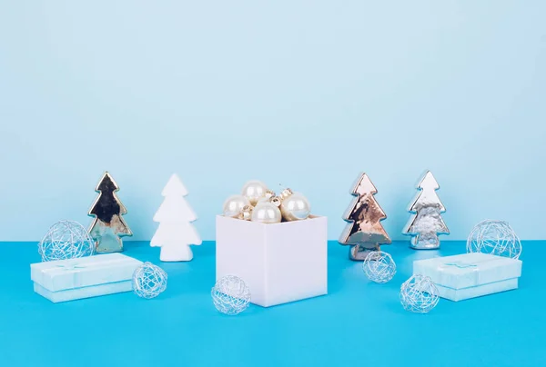 Mavi bir arka plan üzerinde Noel ağacı topları — Stok fotoğraf
