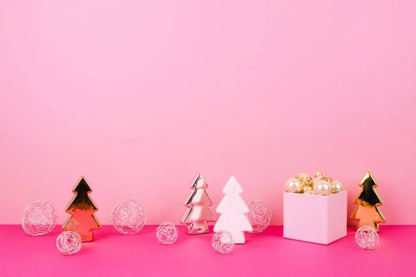 Pembe bir arka plan üzerinde Noel ağacı topları — Stok fotoğraf