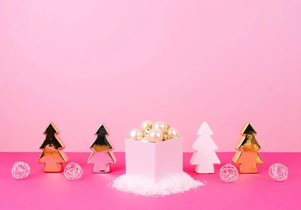 Bolas de árvore de Natal em um fundo rosa — Fotografia de Stock