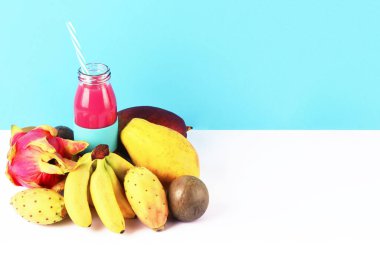 Tropikal meyve ile pembe yüzlü.