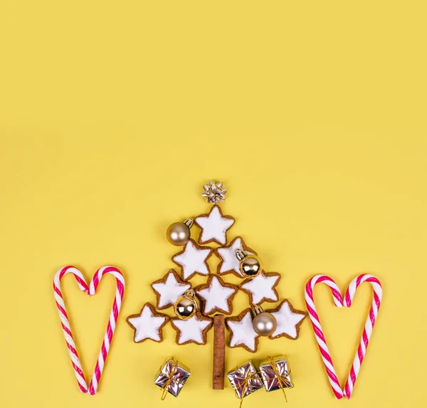 Vánoční složení s dárky a vánoční stromeček. — Stock fotografie