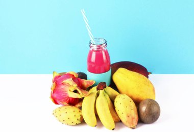 Tropikal meyve ile pembe yüzlü.