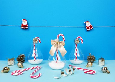 Noel Baba, dekoratif Noel ağacı, hediyeler ve şekerler ile Noel kompozisyon.