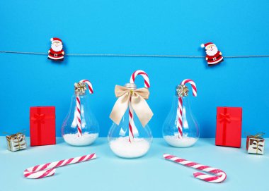 Noel Baba, dekoratif Noel ağacı, hediyeler ve şekerler ile Noel kompozisyon.
