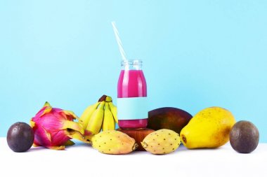 Tropikal meyve ile pembe yüzlü.