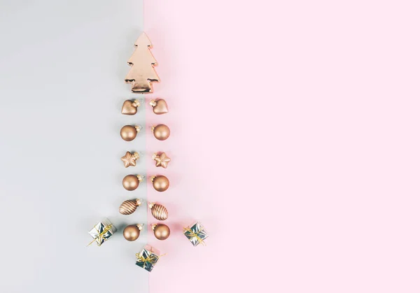 Karácsonyfa golyó egy szürke és rózsaszín háttér. — Stock Fotó
