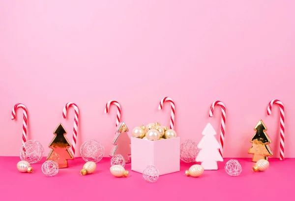 Pembe bir arka plan üzerinde Noel ağacı topları — Stok fotoğraf