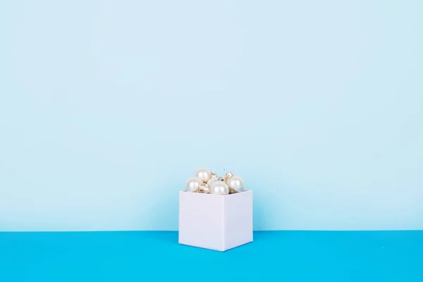 Boules de sapin de Noël sur fond bleu — Photo