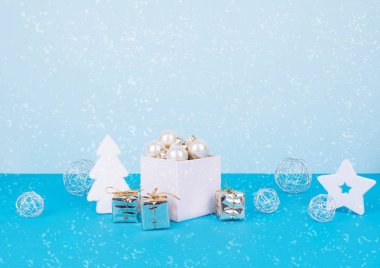 mavi bir arka plan üzerinde Noel ağacı topları