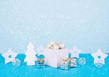 mavi bir arka plan üzerinde Noel ağacı topları