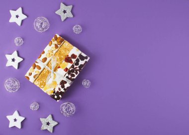 Geleneksel İtalyan şenlikli torrone veya nuga.