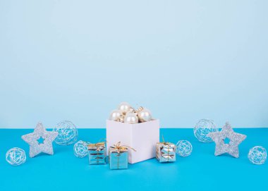 mavi bir arka plan üzerinde Noel ağacı topları