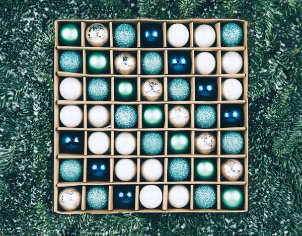 美しいクリスマス ツリーのボール ボックス. — ストック写真