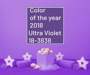 Mor bir arka plan üzerinde Noel ağacı topları.