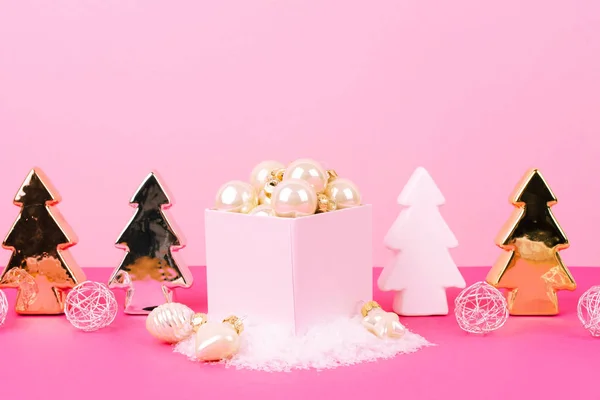 Pembe bir arka plan üzerinde Noel ağacı topları — Stok fotoğraf