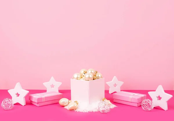 Julgran bollar på en rosa bakgrund — Stockfoto