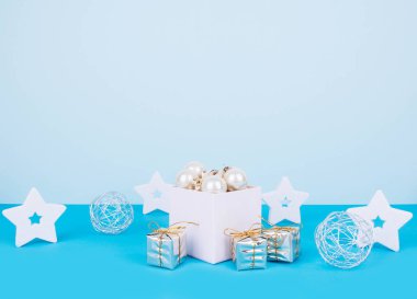 mavi bir arka plan üzerinde Noel ağacı topları