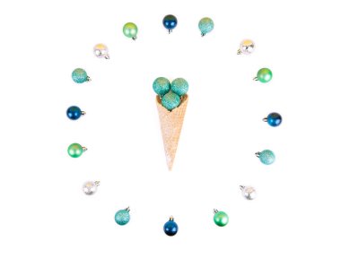 Gözleme koni üzerinde beyaz backgrou izole Noel ağacı topları ile