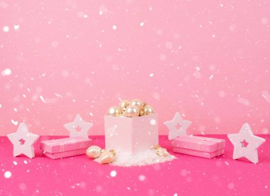Pembe bir arka plan üzerinde Noel ağacı topları