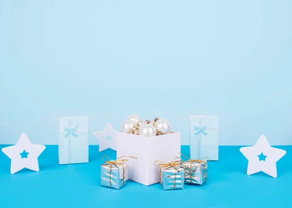 Bolas de árbol de Navidad sobre un fondo azul —  Fotos de Stock