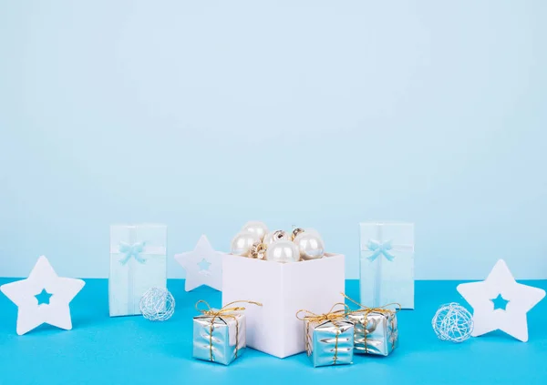 Bolas de árbol de Navidad sobre un fondo azul — Foto de Stock