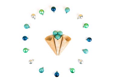 Gözleme koni xmas ağacı topları ile izole beyaz arka plan üzerinde.