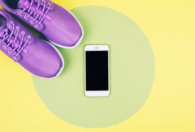 Düz spor ayakkabı, smartphone atış yatıyordu.