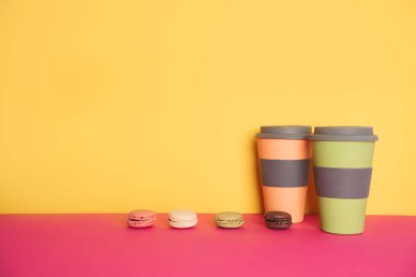 Sarı ve pembe arka plan ile acıbadem kurabiyesi kahve fincan