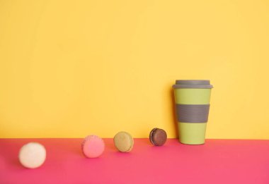 Sarı ve pembe arka plan ile acıbadem kurabiyesi kahve fincan