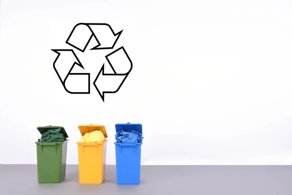 Papeleras de reciclaje de colores sobre fondo blanco . — Foto de Stock