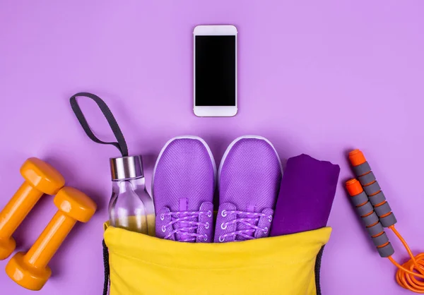 Spor ve fitness aletleri yaratıcı düz lay