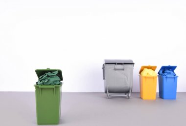 Beyaz arka plan üzerinde renkli geri dönüşüm kutularını.