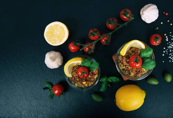 Salada Vegan de legumes, cogumelos e quinoa . — Fotografia de Stock