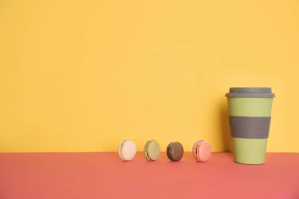Csésze kávé menni macaron sárga és rózsaszín háttér — Stock Fotó
