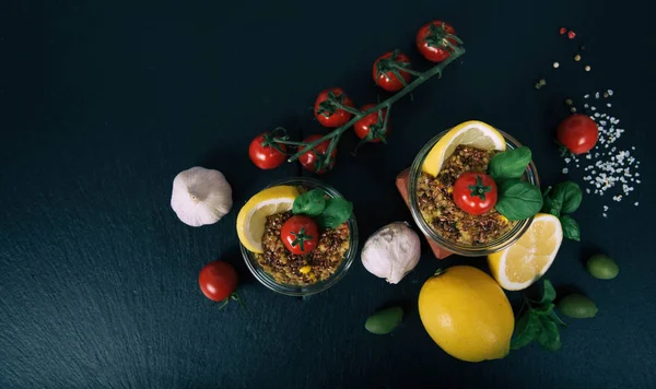 Salada Vegan de legumes, cogumelos e quinoa . — Fotografia de Stock