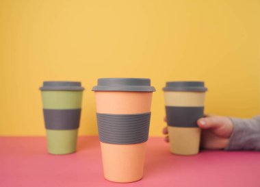 Take away kahve fincanı tutan el.