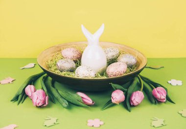 Boyalı yumurta ve easter bunny Paskalya kompozisyonu
