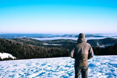 Adam kışın dağlarda trekking.