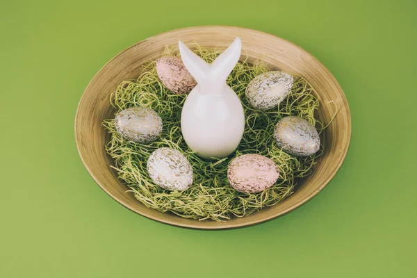 Osterkomposition mit bemalten Eiern und Osterhasen — Stockfoto