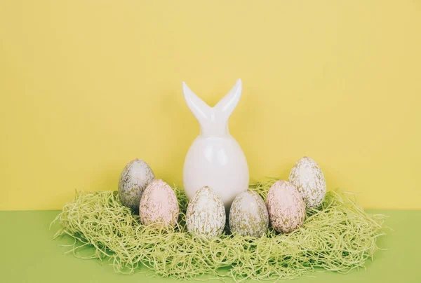 Osterkomposition mit bemalten Eiern und Osterhasen — Stockfoto